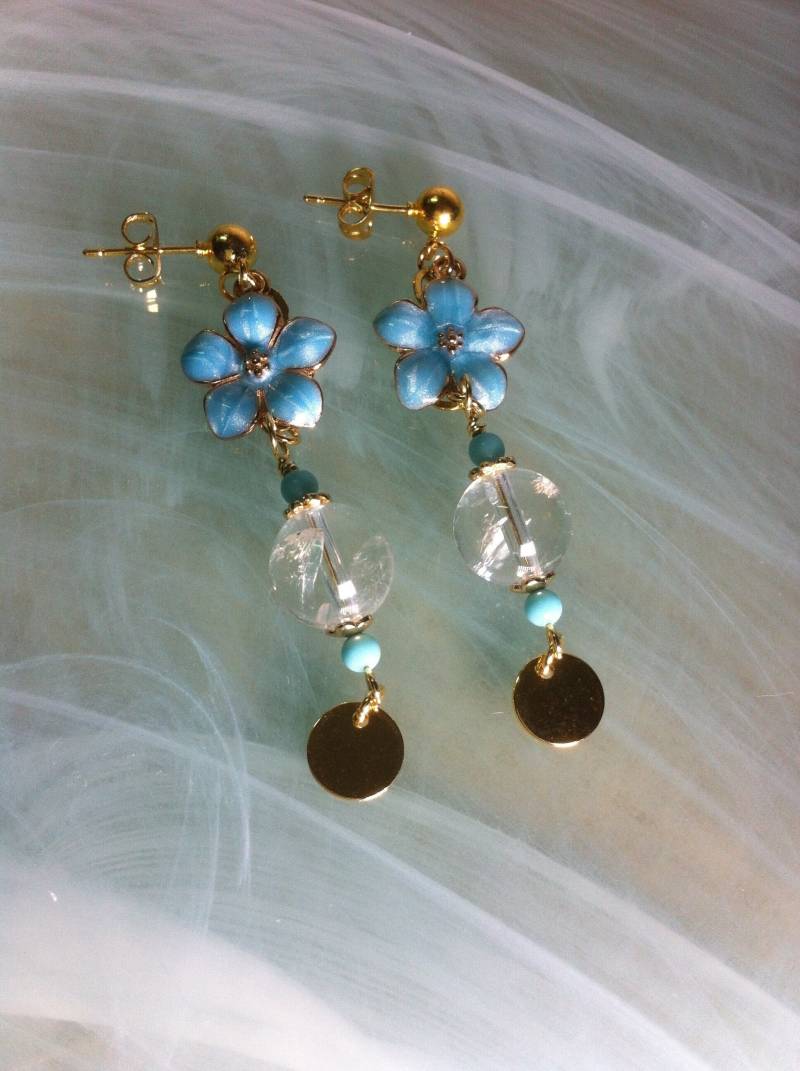 Ein Boho-Chic-stil Mit Klaren Quarzperlen, Winzigen Türkisen Und Einer Blauen Emaille-Blume Auf Goldauflage von MazzilliDesign