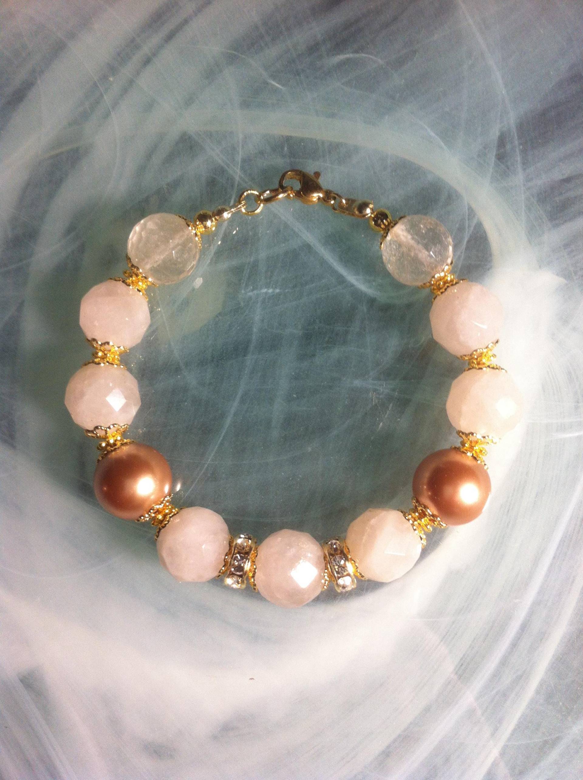 Feminines Armband Mit Großen Facettierten Rosenquarzperlen, Zwei Goldenen Swarovski-Kristallperlen, Bergkristall Und Strasssteinen von MazzilliDesign