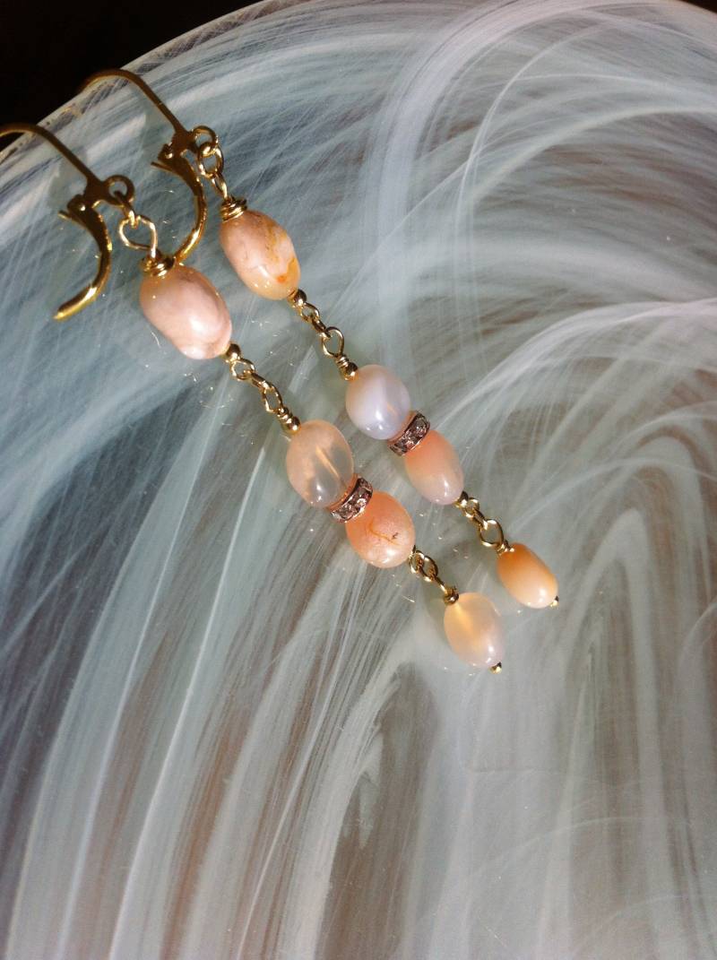 Frühlingsohrringe Im Boho-Chic-Stil Aus Zartrosa Kirschblütenachaten Und Roségoldenen Strassrondellen von MazzilliDesign