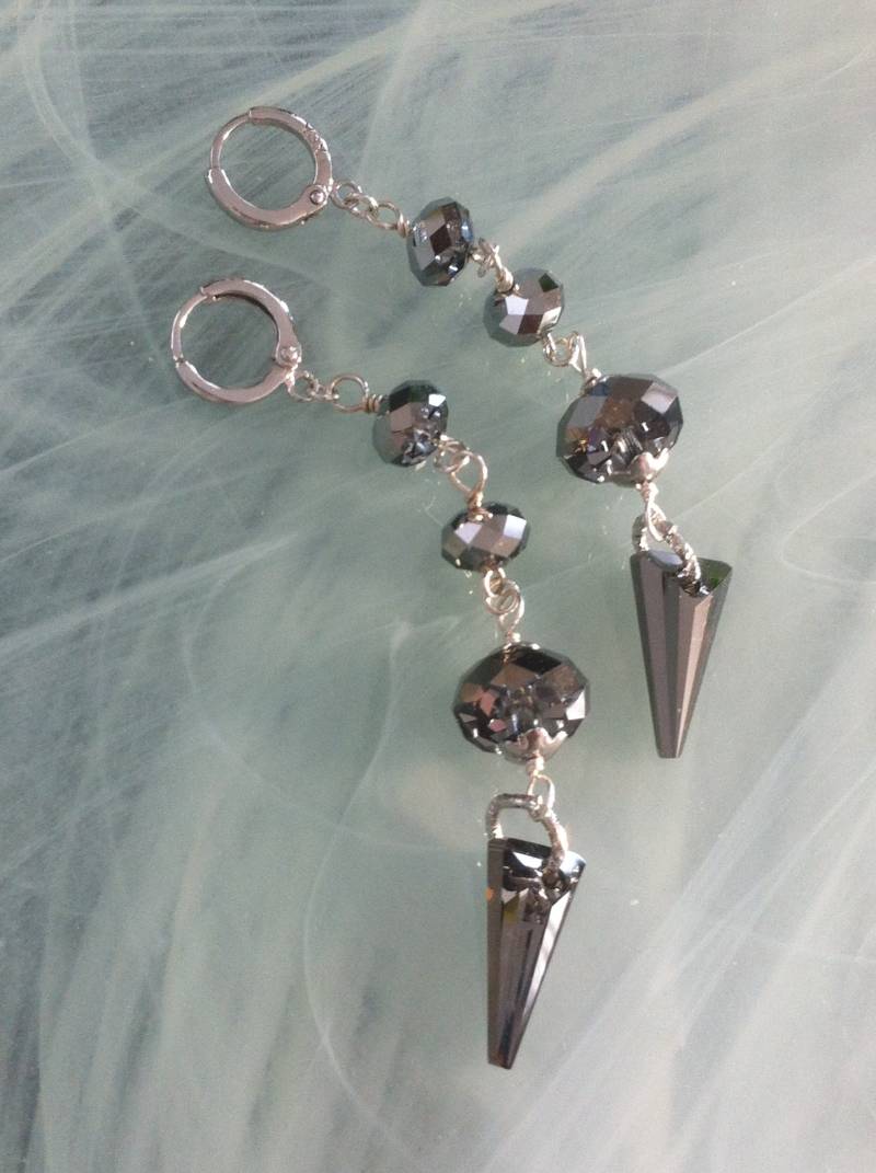 Gala-Ohrringe, Funkelnd Mit Swarovski-Kristallen in Verschiedenen Rondellen Und Einem Hängenden Dreieck Der Farbe Silver Night von MazzilliDesign