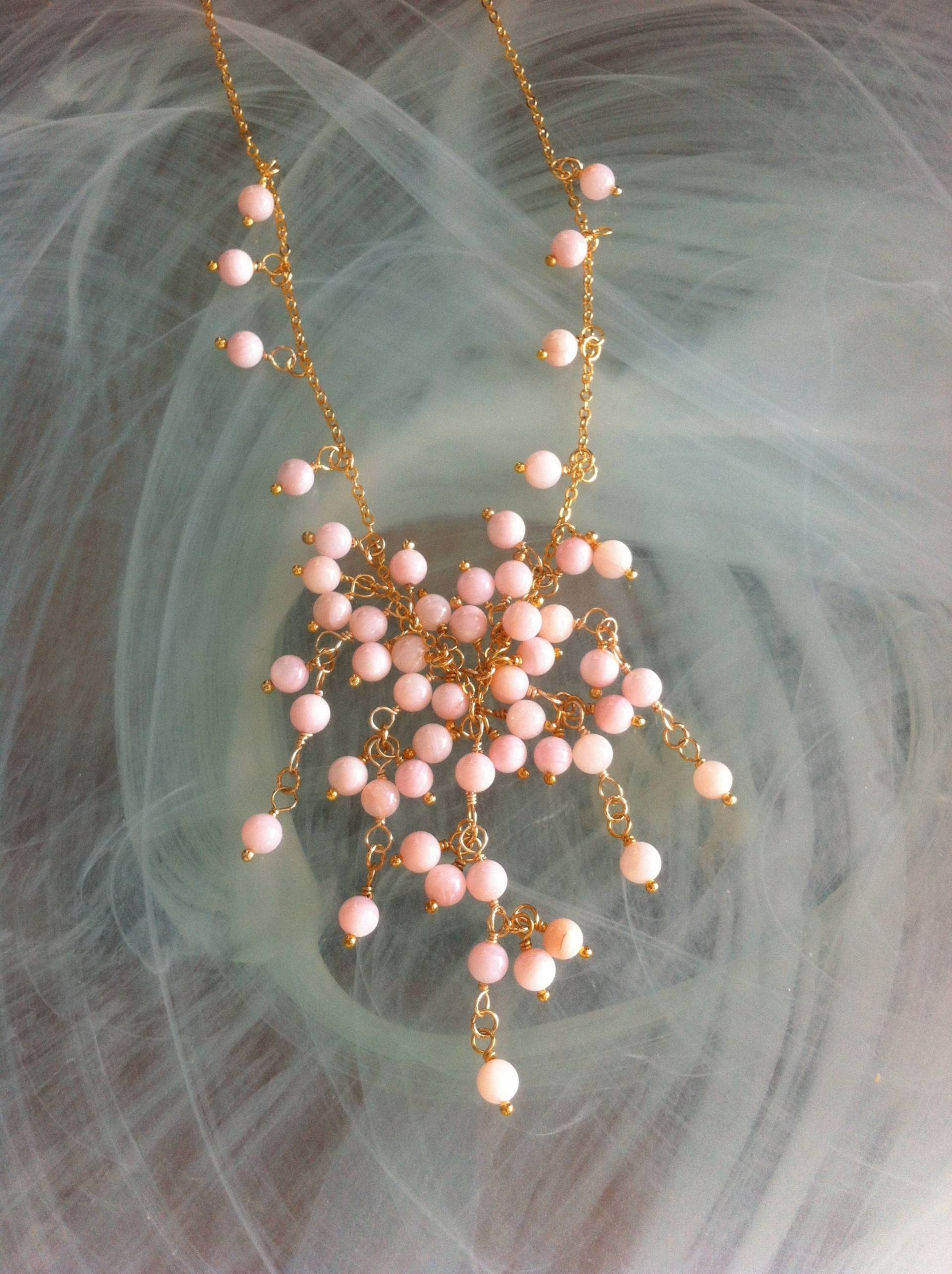 Halskette Aus Natürlichen Rosa Perlmuttperlen Im Boho-Design An Einer Vergoldeten Kette von MazzilliDesign