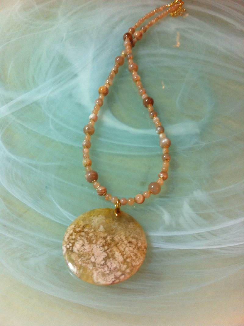 Halskette Aus Pfirsichfarbenen Sonnensteinperlen Unterschiedlicher Größe Und Einer 16K Vergoldeten Verlängerungskette Auf Messing von MazzilliDesign