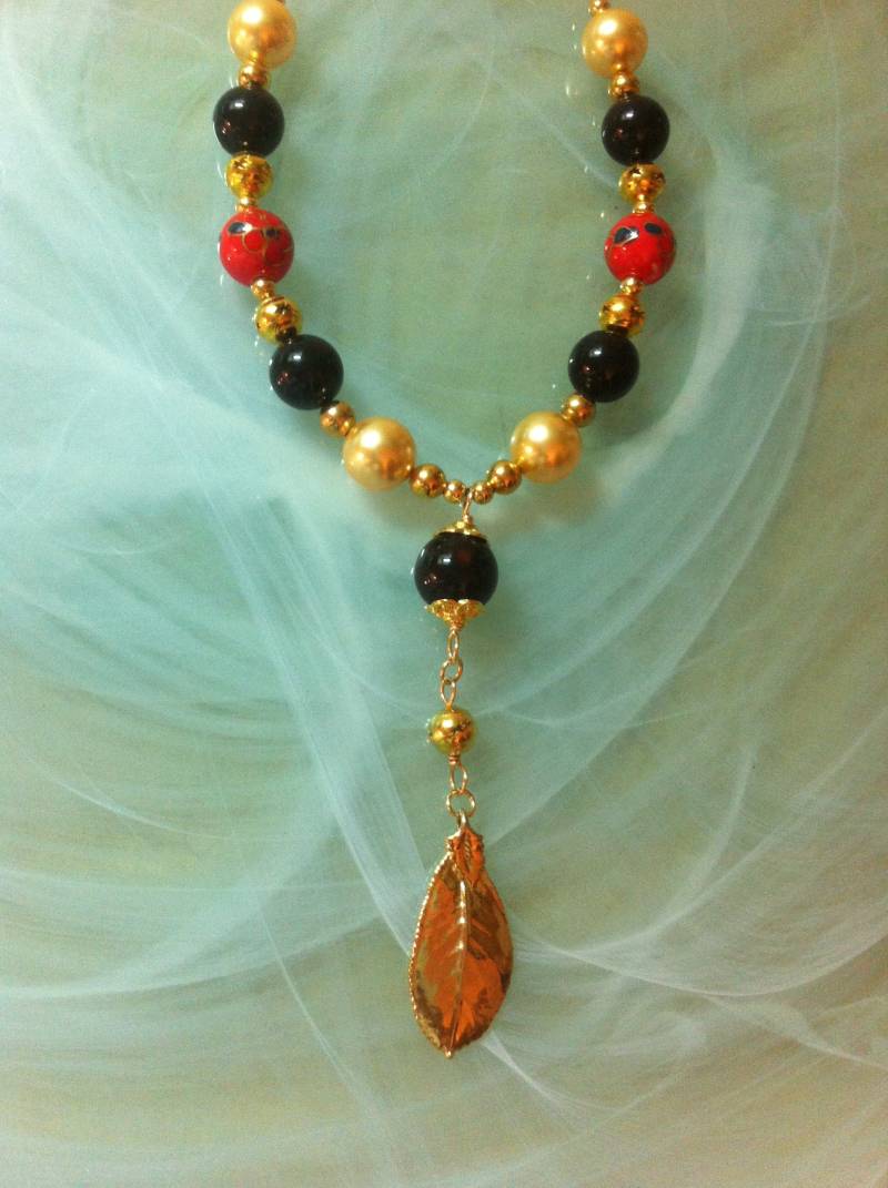 Halskette Im Stil Der 50Er Jahre Mit Großen Swarovski-Kristallperlen Und Roten Keramikperlen Einer Lotusblüte von MazzilliDesign