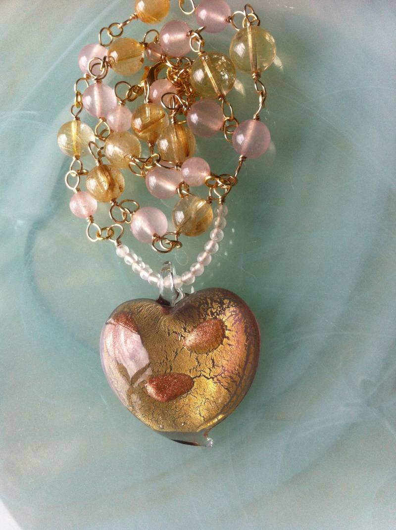 Anhängerkette Mit Herz Auf Blattgold Und Rosa Muranoglas, Kleine Perlen Aus Rosenquarz, Citrin, Morganit Rutilquarz von MazzilliDesign