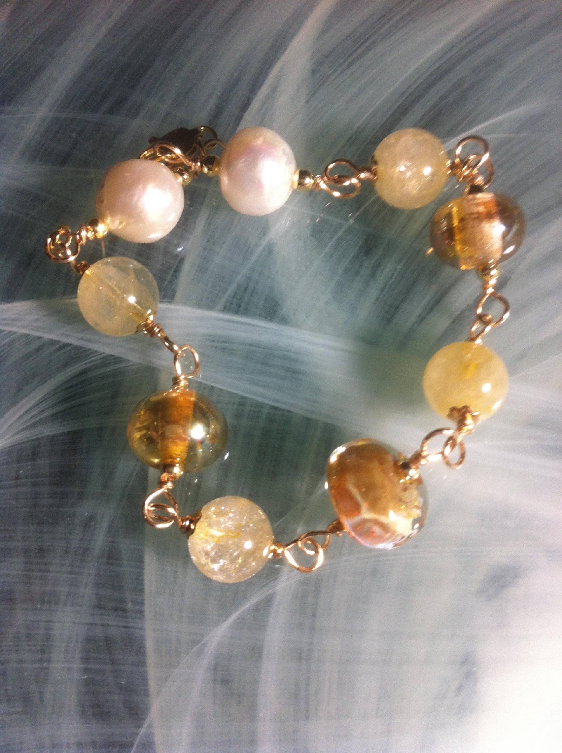 Handgefertigtes Armband Aus Halbedelsteinen Wie Citrin, Süßwasserperlen, Murano-Glasperlen in Goldopal Und Goldperlen von MazzilliDesign