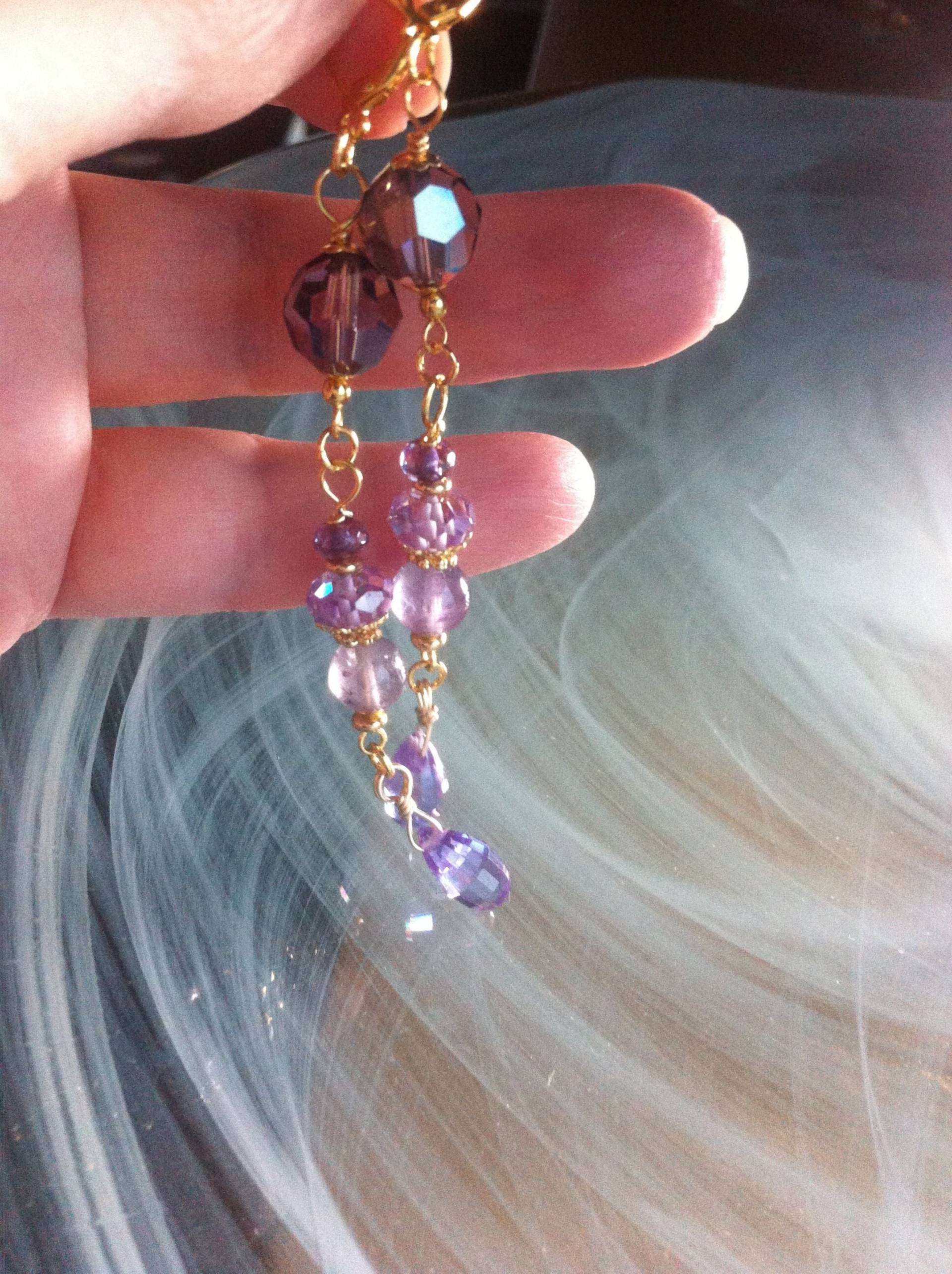 Lange Und Raffinierte Ohrringe, Zwei Facettierte Amethystfarbene Swarovski-Kristalle, Ametrine, Umgeben Von Violettem Zirkon von MazzilliDesign