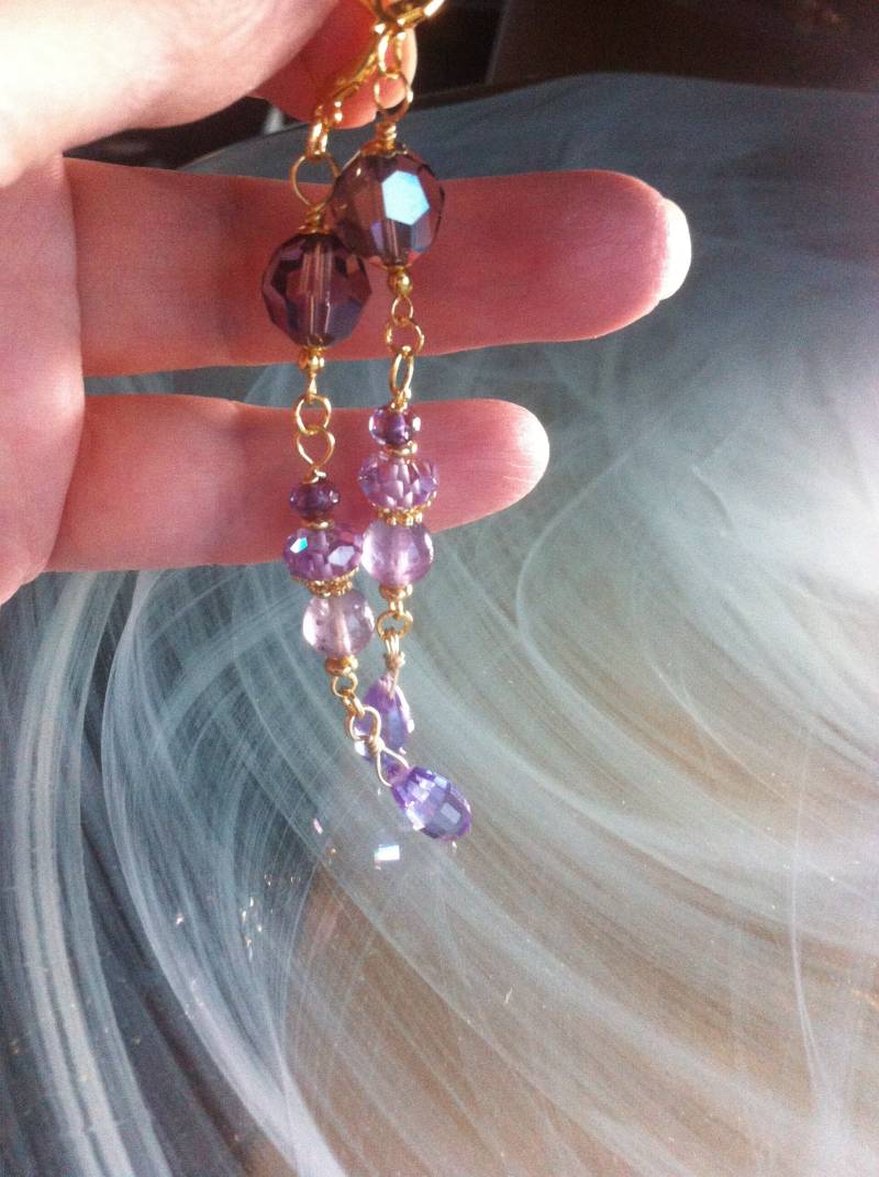 Lange Und Raffinierte Ohrringe, Zwei Facettierte Amethystfarbene Swarovski-Kristalle, Ametrine, Umgeben Von Violettem Zirkon von MazzilliDesign