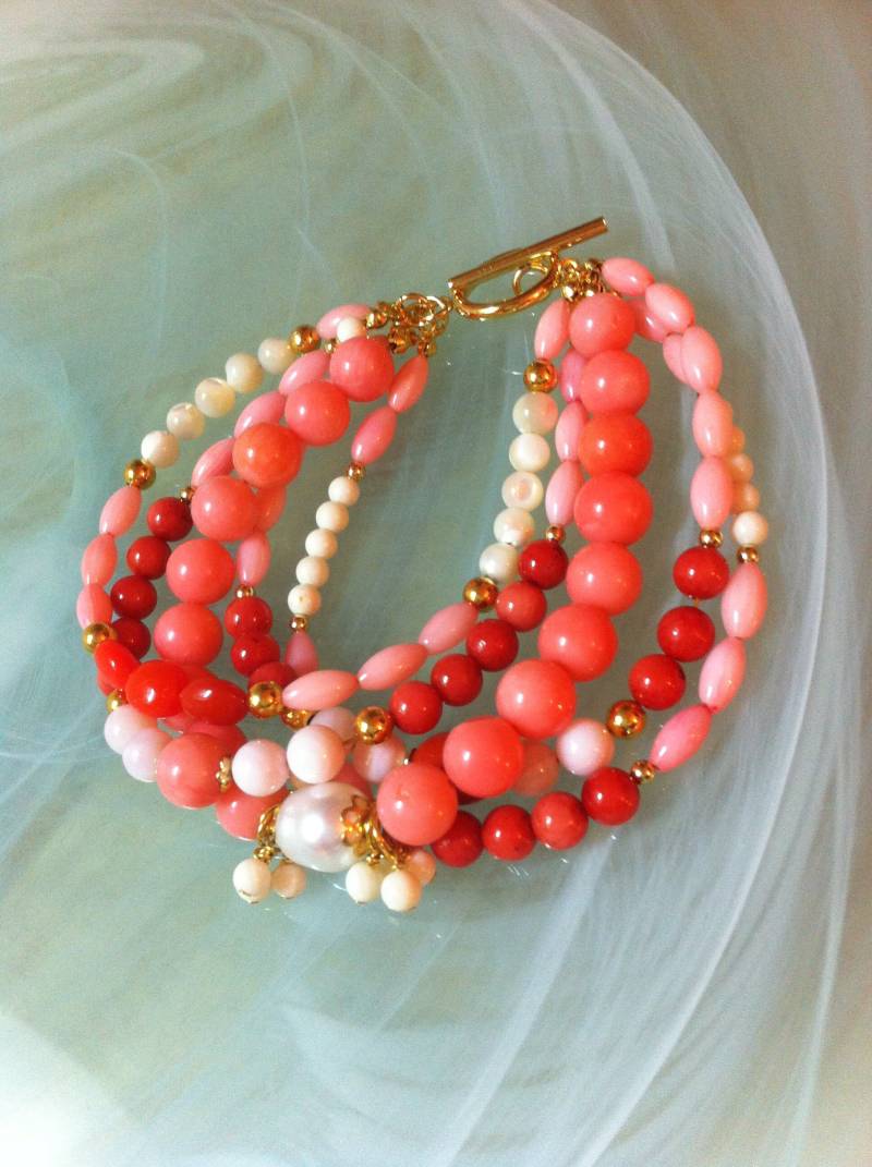 Mehrreihiges Armband Aus Verschiedenen Bambuskorallen, Seltenen Roten Opalen, Perlmutt Und Einer Hochwertigen Süßwasserperle von MazzilliDesign
