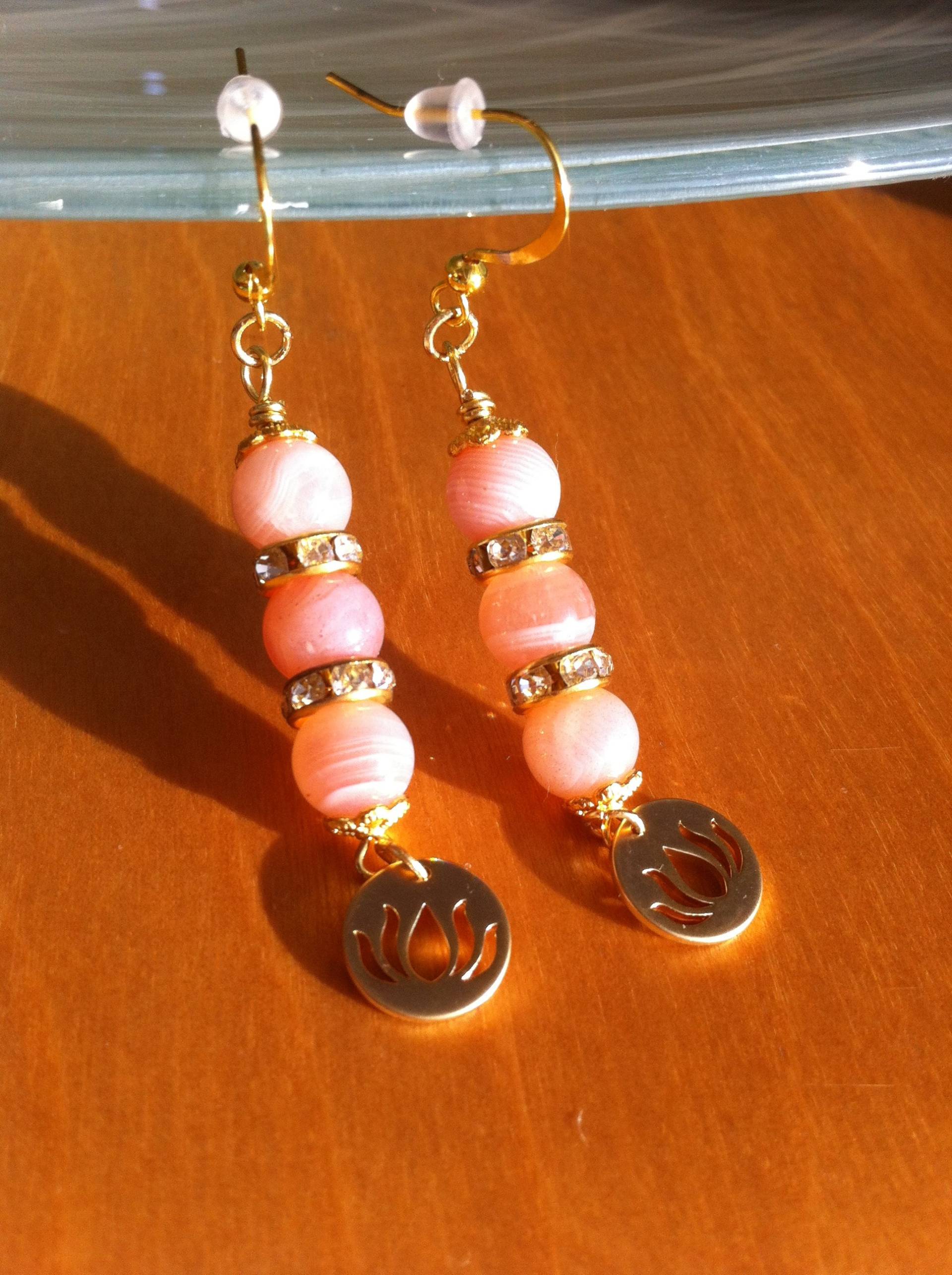 Milchig-Rosa Botswana-Achat-Ohrringe, Getrennt Durch Strassringe Und Lotusblüten-Anhänger von MazzilliDesign