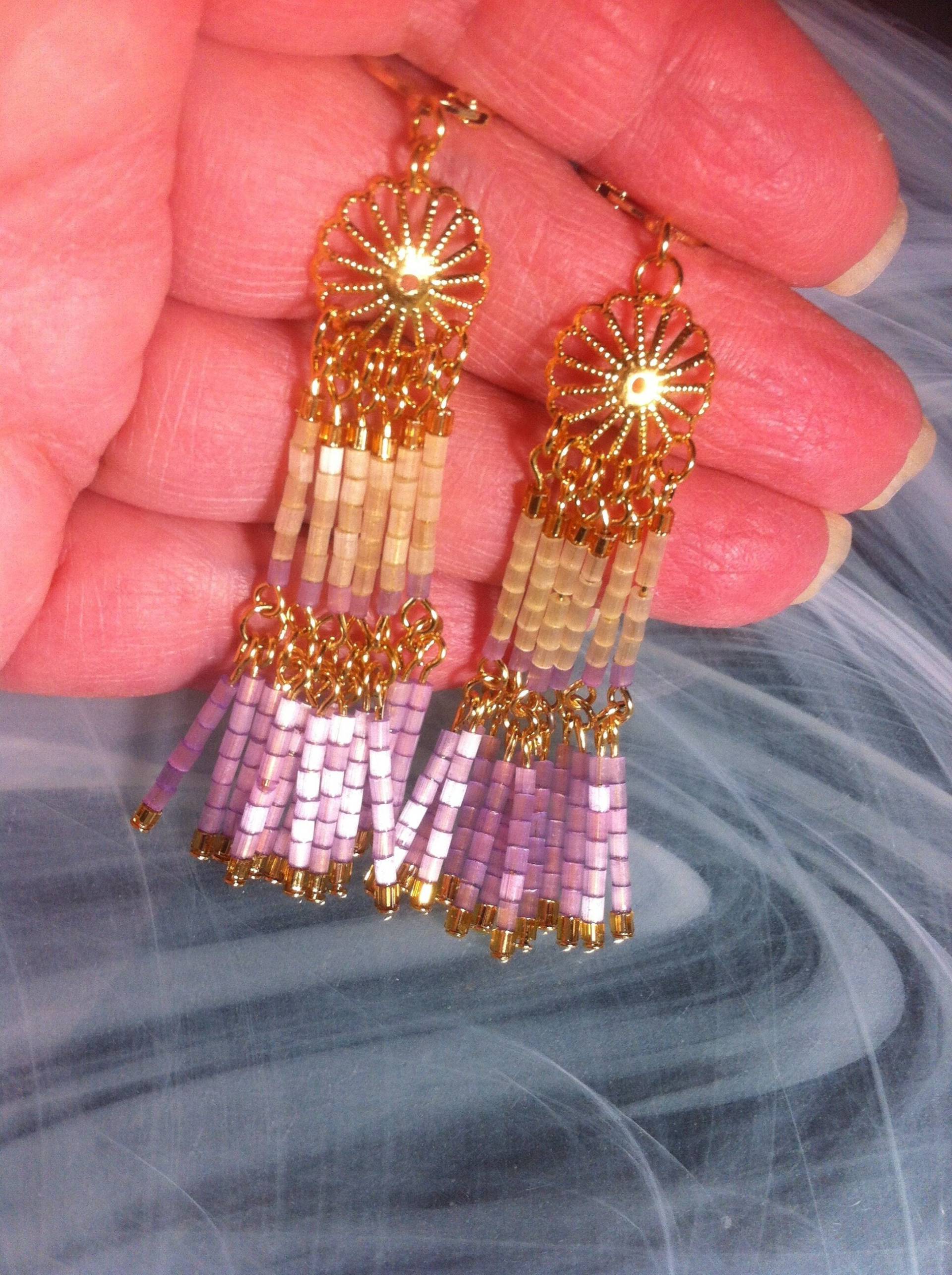 Ohrringe, Die Beim Gehen Tanzen, Mit Dutzenden Kleiner 2-mm-Miyuki-Röhrchen in Den Farben Mauve Und Nilgrün von MazzilliDesign