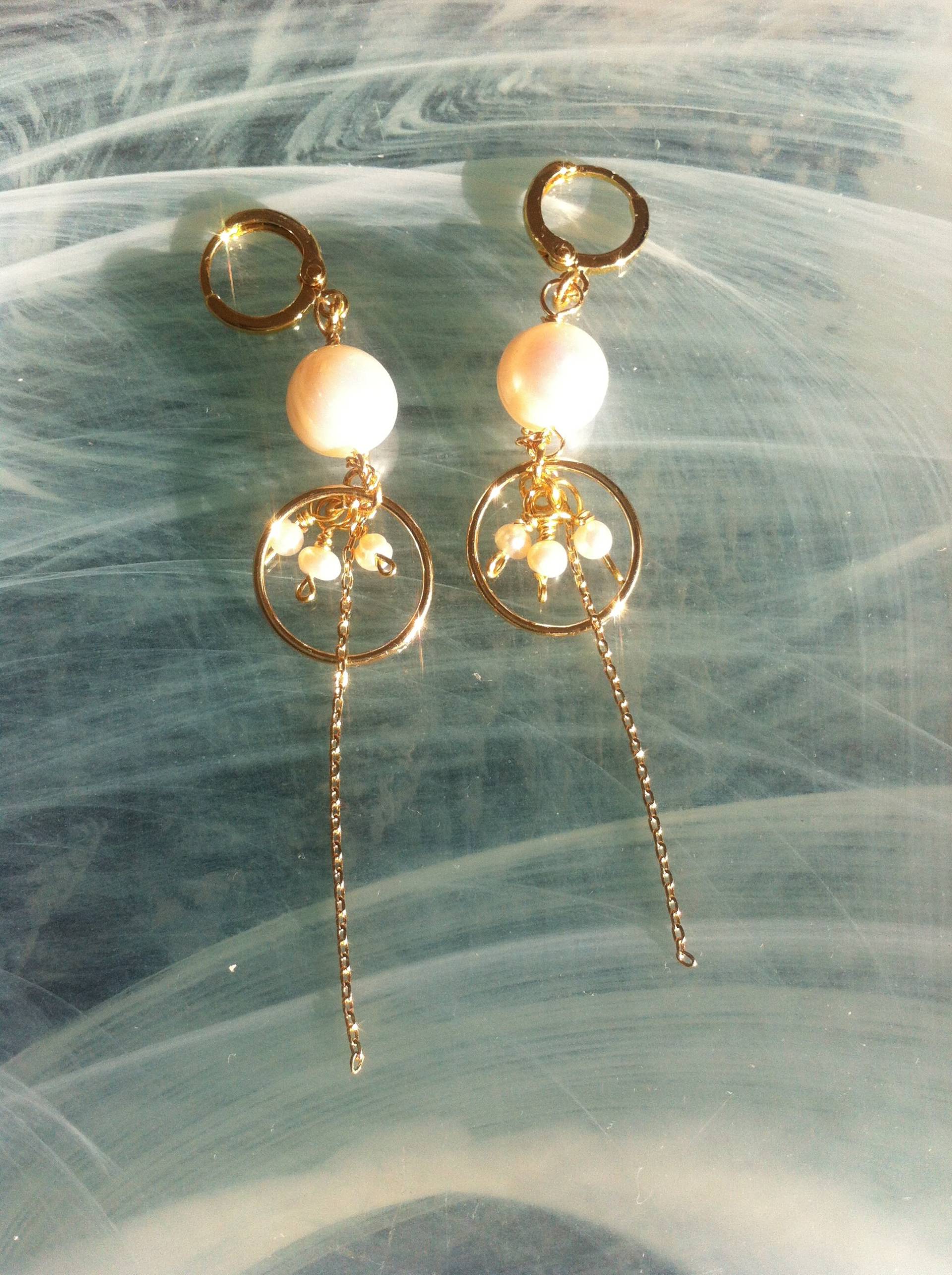 Ohrringe Aus Winzigen 3 Mm Süßwasserperlen in Einem Goldgefüllten Ring Und Zwei Weißen von MazzilliDesign