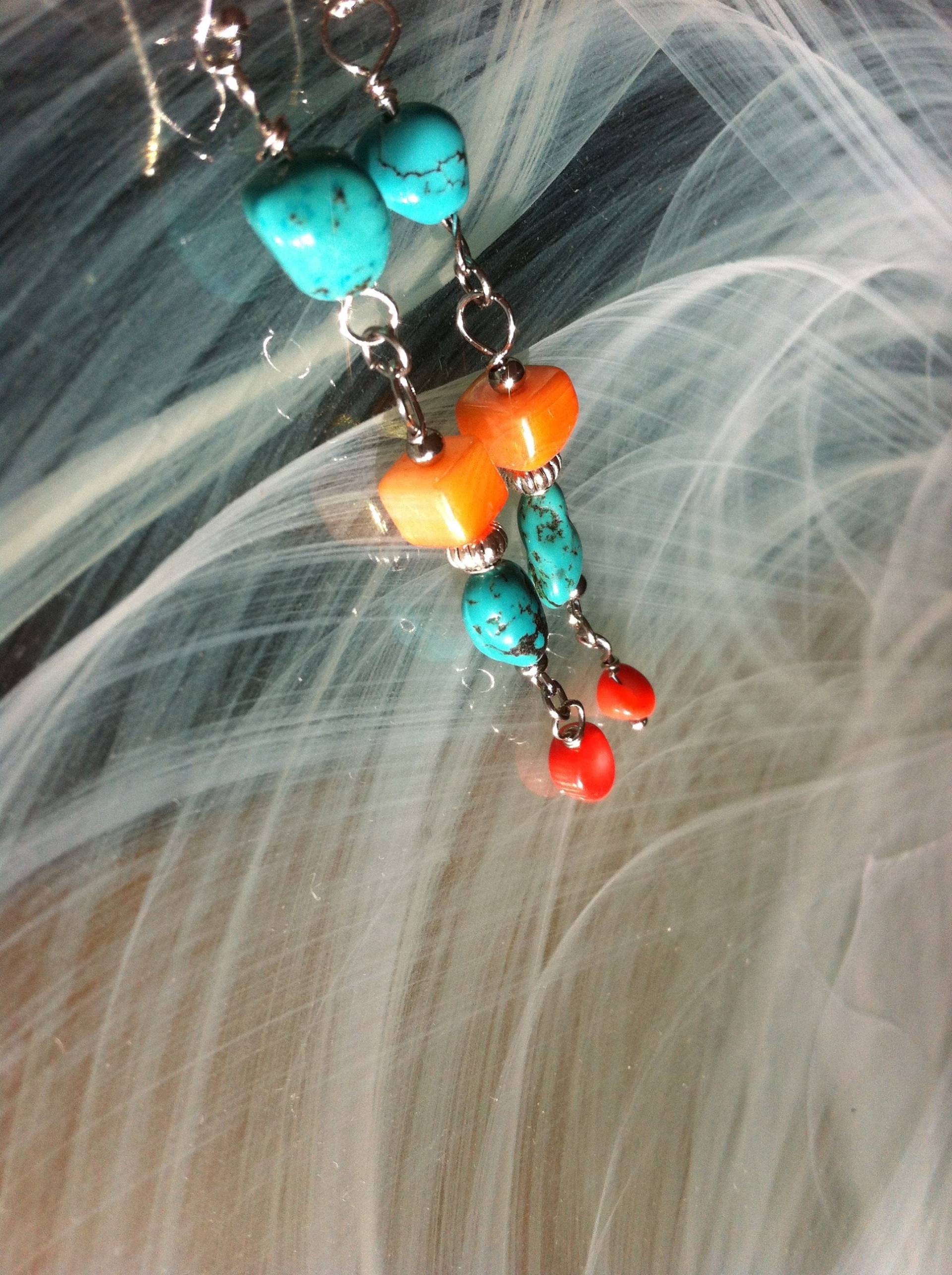 Ohrringe Aus Feinen Türkissteinen | Echt, Orangefarbener Koralle Und Einer Orangefarbenen Perlmutt-Würfelperle von MazzilliDesign