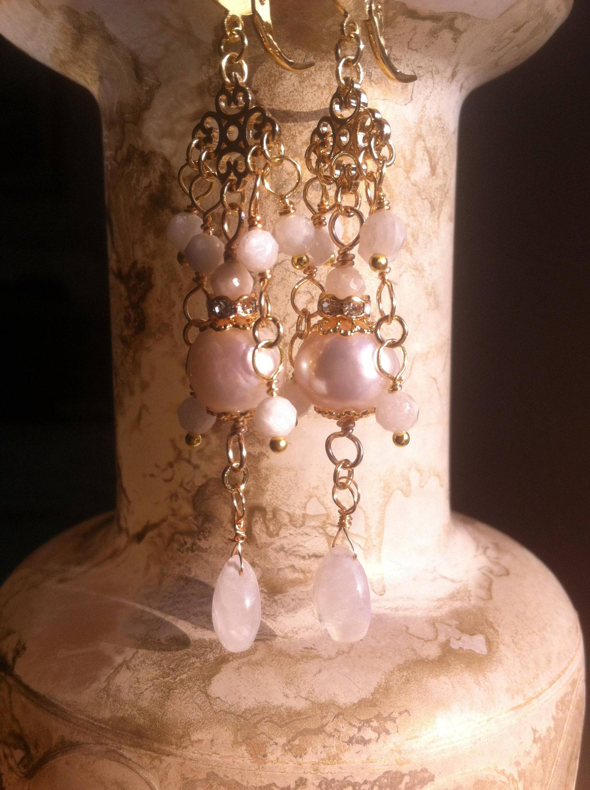 Ohrringe Im Stil Der 50Er Jahre, Bei Denen Alles Möglich Ist, Mit Zwei Süßwasserperlen Und Mondsteinen von MazzilliDesign