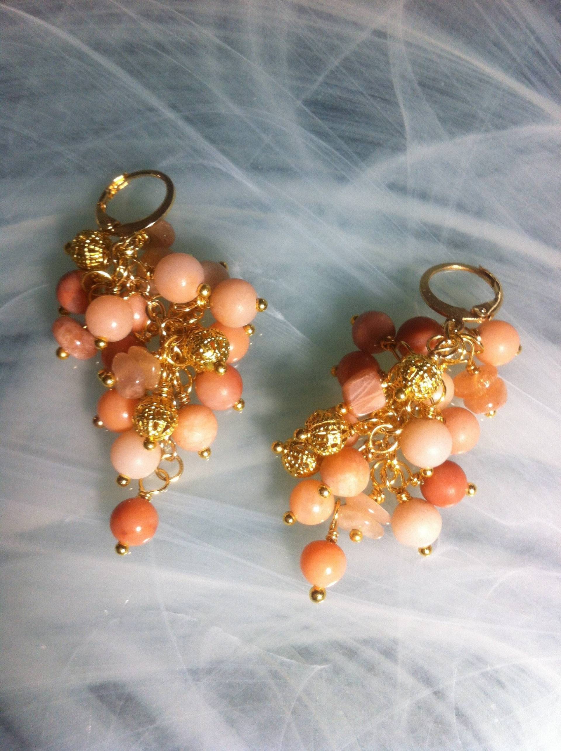 Ohrringe Mit Einer Ansammlung Polierter Und Mattrosa Aventurinperlen, Rhodonit, Sonnensteinen Filigranen Perlen von MazzilliDesign