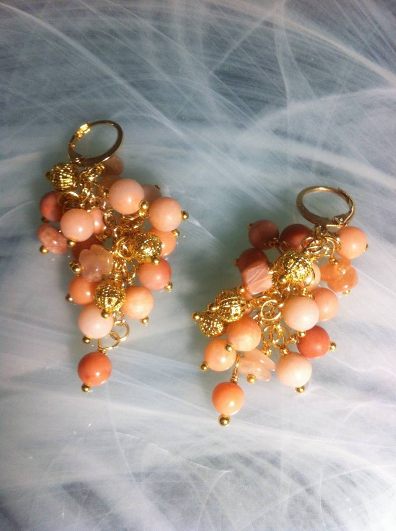 Ohrringe Mit Einer Ansammlung Polierter Und Mattrosa Aventurinperlen, Rhodonit, Sonnensteinen Filigranen Perlen von MazzilliDesign