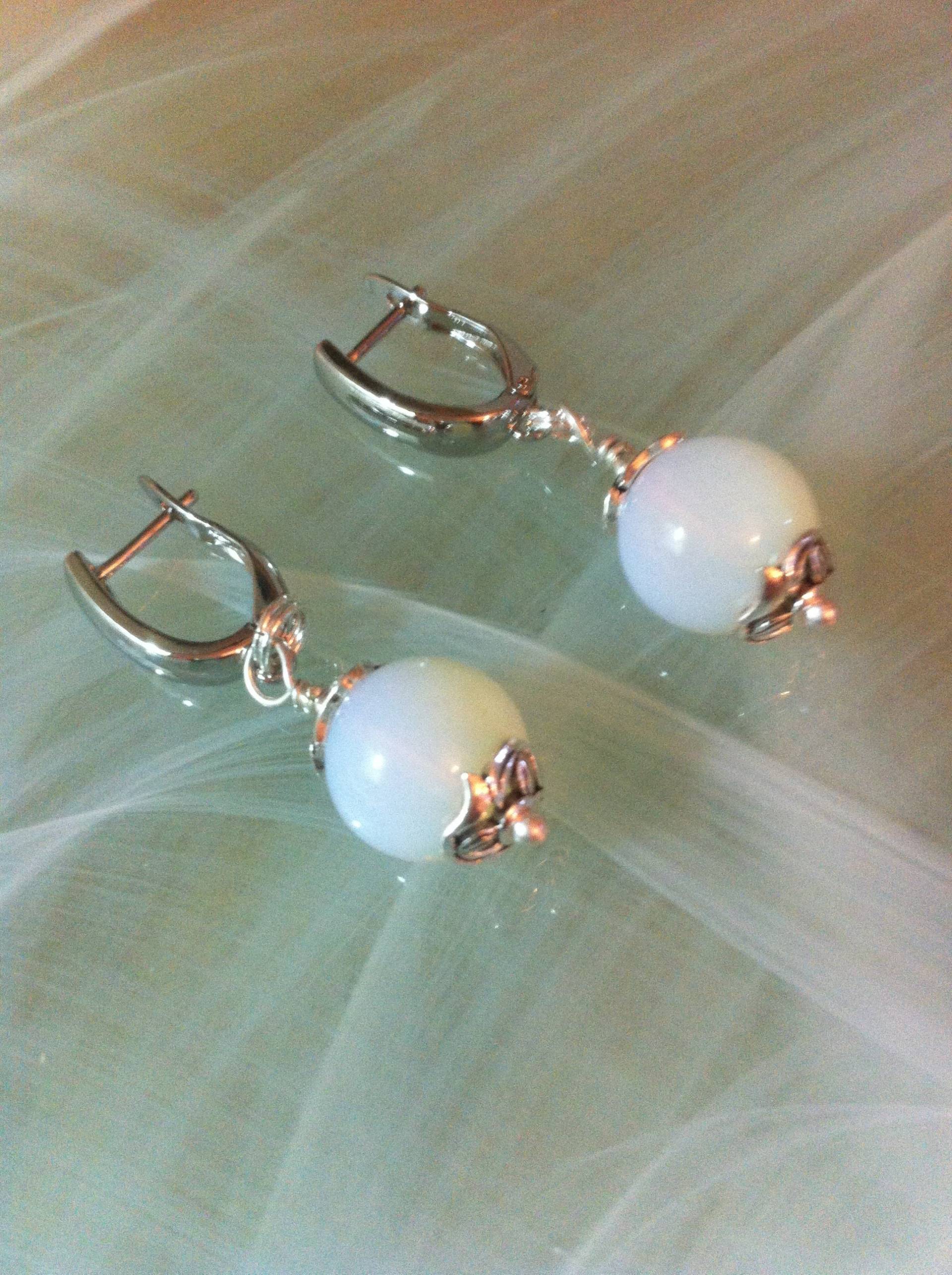 Ohrringe Mit Großen Mondsteinen Einem Durchmesser Von 12 Mm, Umgeben 925Er Sterlingsilber-Körbchen Und Haken von MazzilliDesign