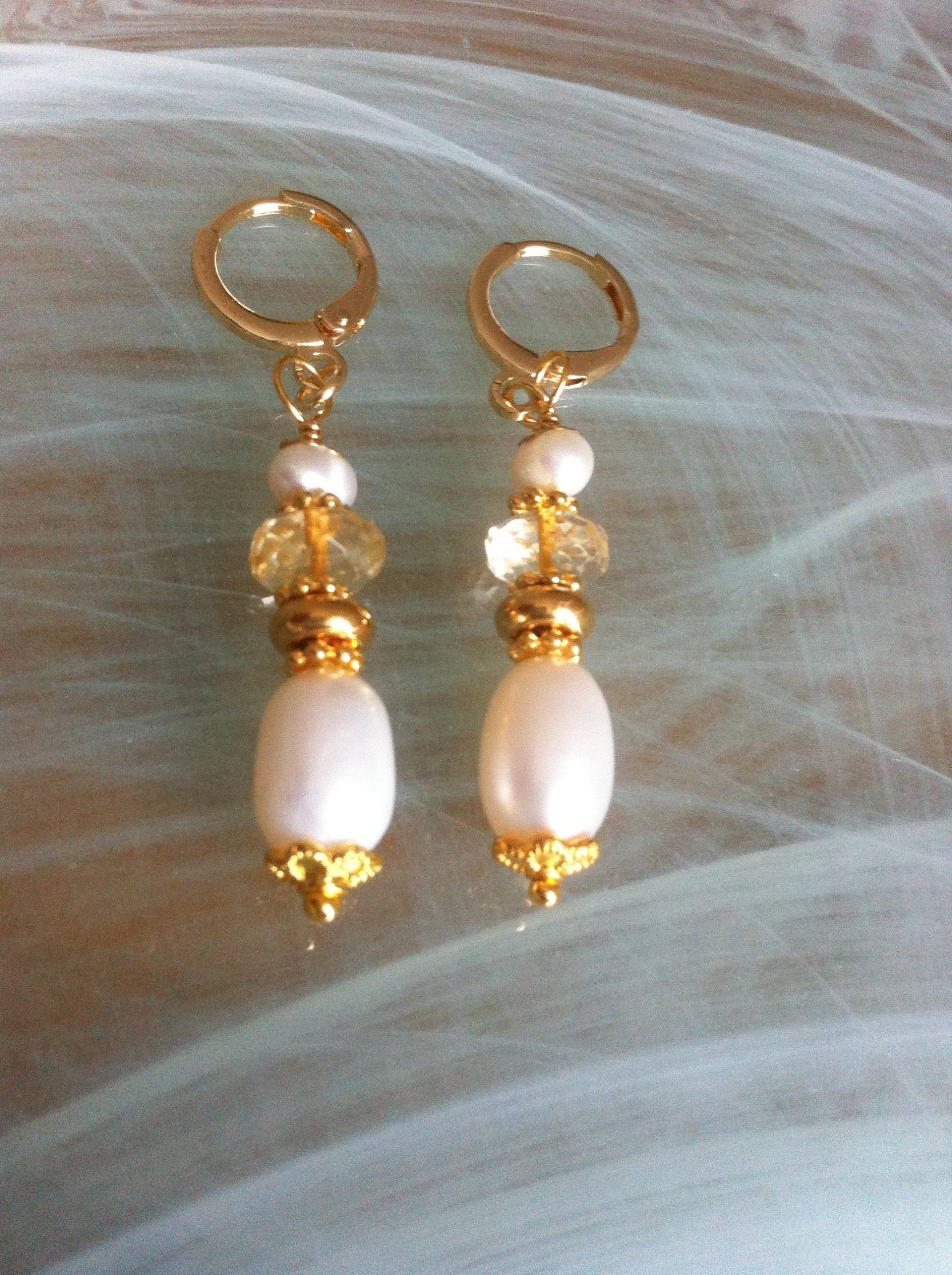 Ohrringe Mit Zwei Länglichen Süßwasserperlen, Facettierten Citrinen in Rondell, Perlen, Kelchen Und Vergoldeten Creolen von MazzilliDesign