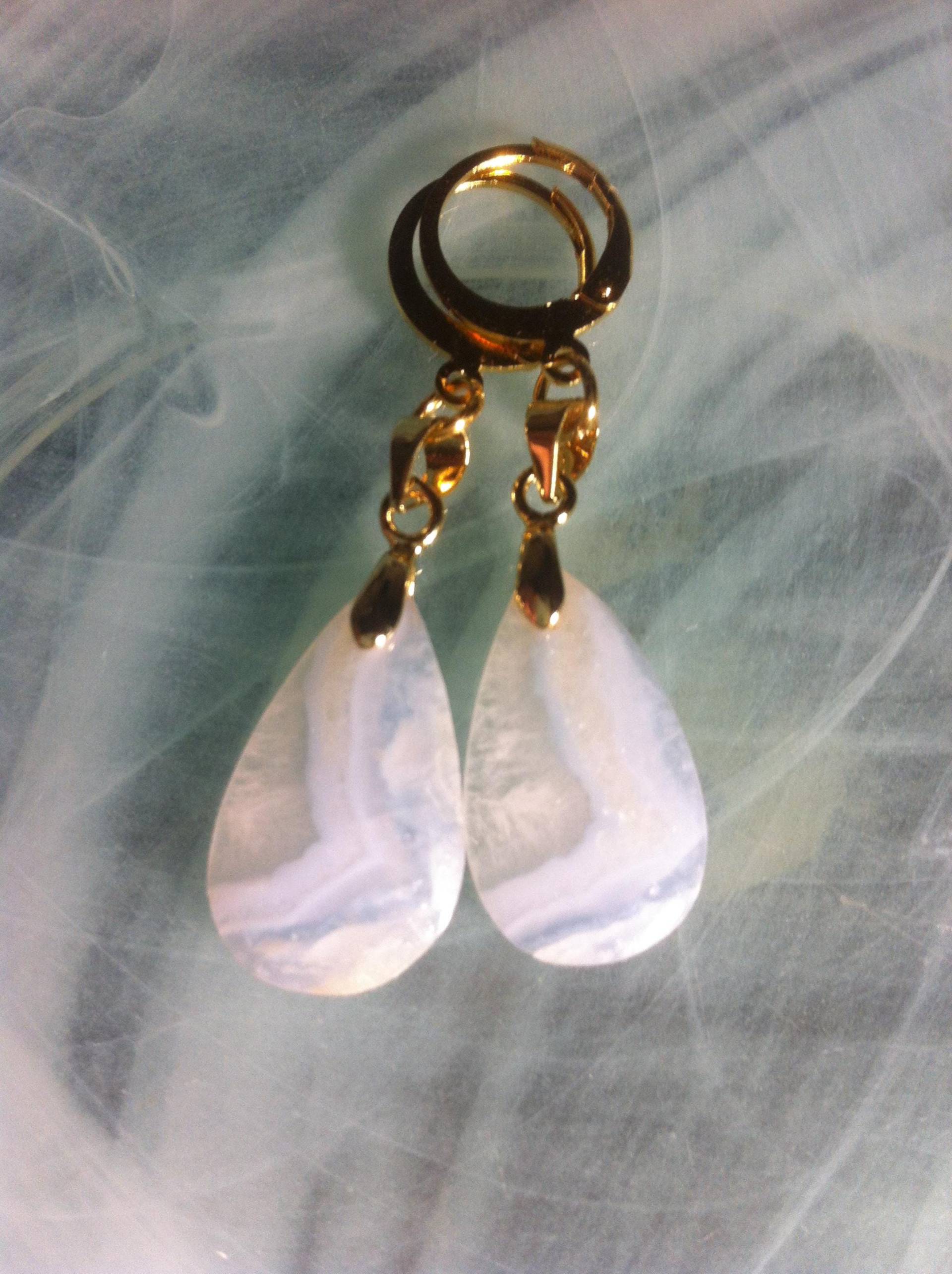 Ohrringe Montiert Wie Ohrhänger Mit Vergoldeten Ösen Und Großen Blauen Spitzenachat-Tropfen von MazzilliDesign