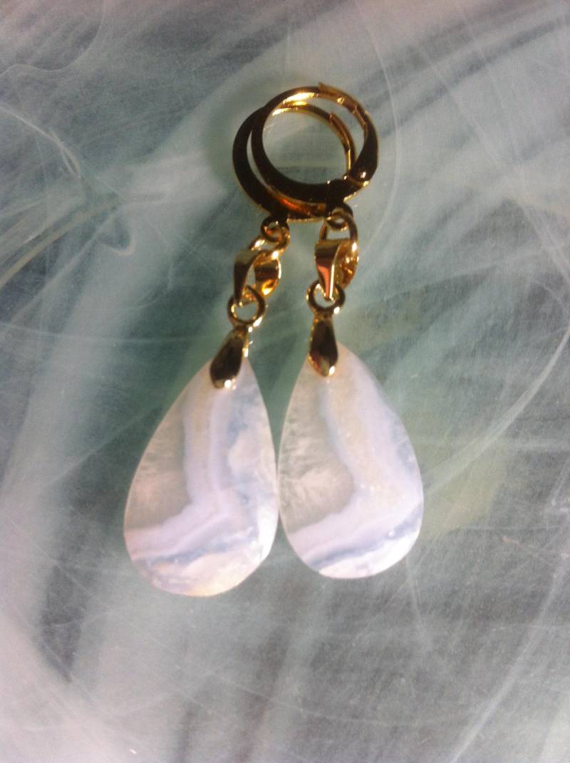 Ohrringe Montiert Wie Ohrhänger Mit Vergoldeten Ösen Und Großen Blauen Spitzenachat-Tropfen von MazzilliDesign