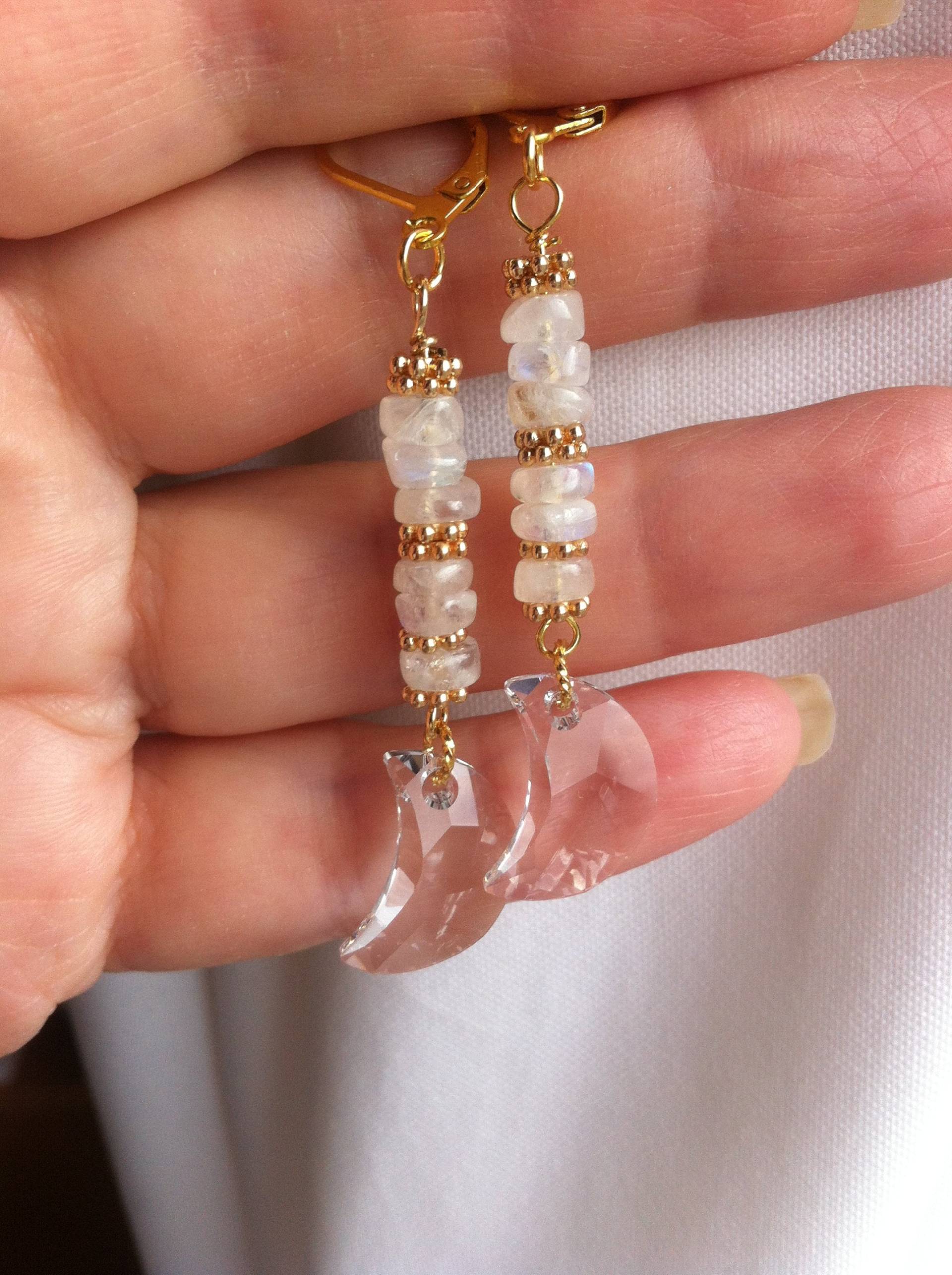 Flash-Mondstein-Ohrringe in Rondellen, Beabstandet Mit Goldenen Gänseblümchen Und Einem Halbmond Aus Swarovski-Kristallen von MazzilliDesign