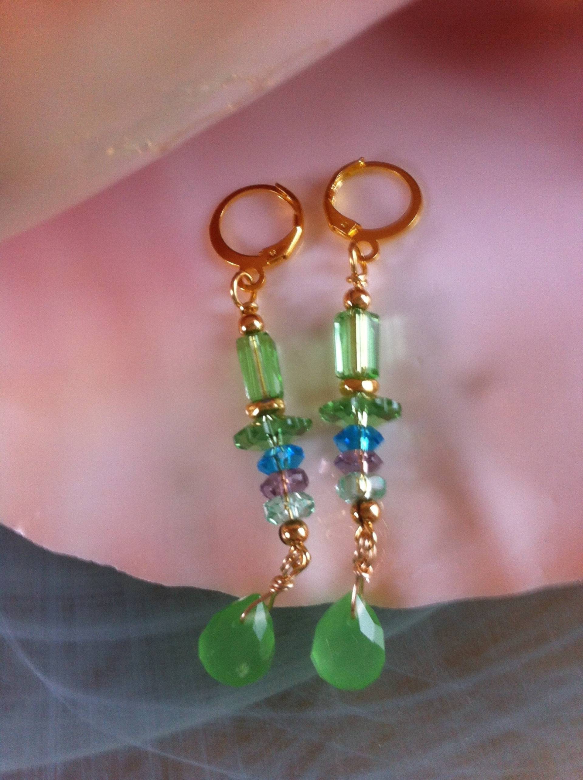 Schick Und Boho, Ohrringe in Peridotfarben Mit Facettierten Tropfen Aus Chalcedon, Quarzperlen Swarovski-Kristall von MazzilliDesign