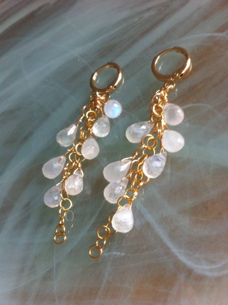 Schicke Bohème-Ohrringe Mit Facettierten Regenbogen-Mondsteintropfen, Montiert Auf Goldgefülltem Draht Und Kette von MazzilliDesign