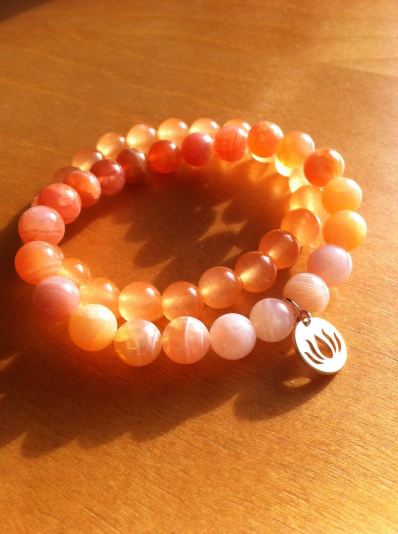 stretch-Armband-Set Aus Honigfarbenem Botswana-Achat Und Pfirsichfarbener Jade Einem Vergoldeten Lotusblüten-Anhänger von MazzilliDesign