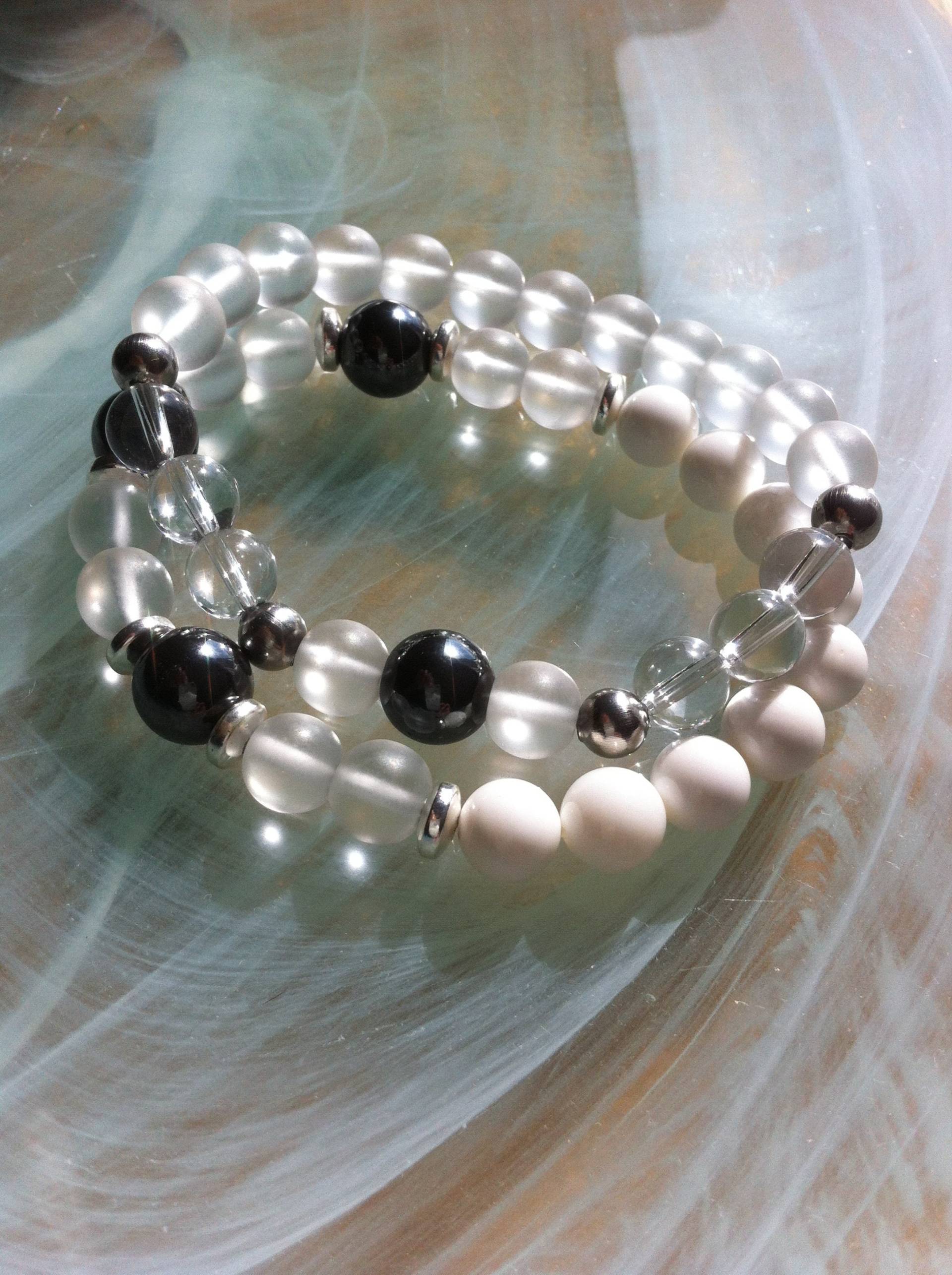 Set Aus Zwei Stretch-Armbändern, Die Sie Ganz Nach Ihrem Geschmack Tragen Können, Bestehend Bergkristall, Hämatit, Weißer Koralle Und von MazzilliDesign