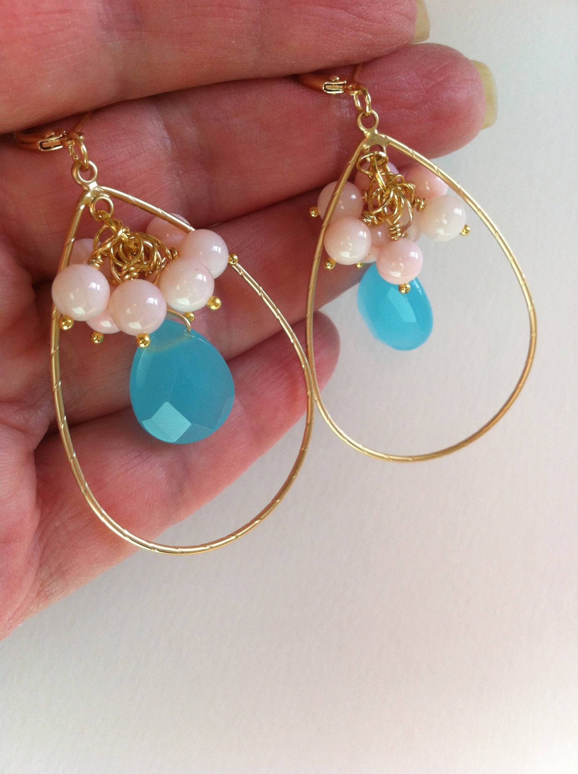 Tropfenförmige Kreolen, Bestehend Aus Zwei Facettierten Tropfenförmigen Türkisfarbenen Chalcedonen Und Rosa Perlmuttperlen von MazzilliDesign