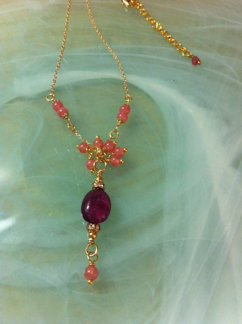 Ultraschicke Boho-Halskette Mit Anhänger Aus Rhodonitsteinen Und Einem Rubin, Umgeben Von Goldenen Perlen An Einer Feinen Vergoldeten Kette von MazzilliDesign