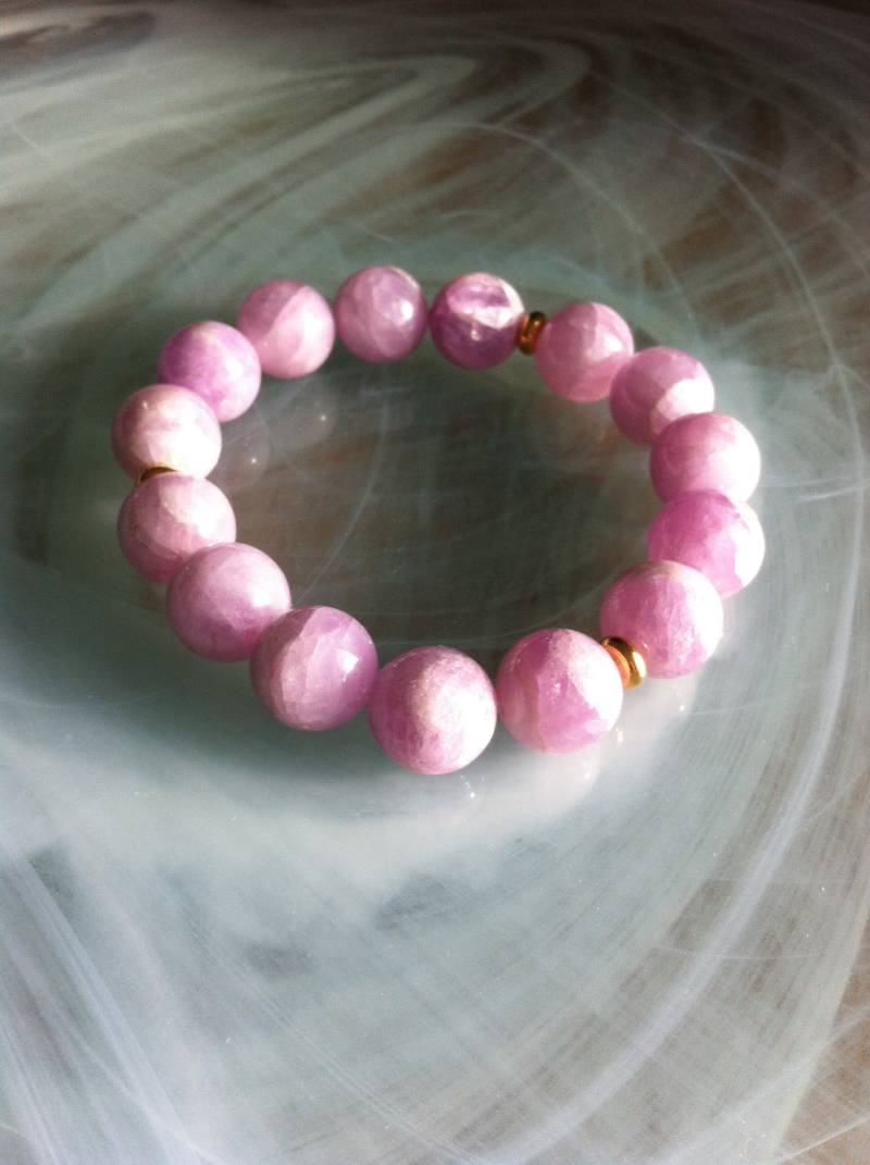 Verstellbares Armband Aus Transparentem Stretchfaden Bestehend Großen Kunzitperlen, Stein Der Liebe, Lavendelfarbe von MazzilliDesign