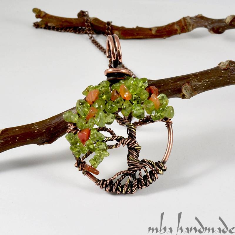 Handgefertigte Peridot Karneol Kristall Baum Des Lebens Anhänger Halskette Handgefertigte Peridot Karneol Kristall Baum Des Lebens Anhänger Halskette von MbaHandmade