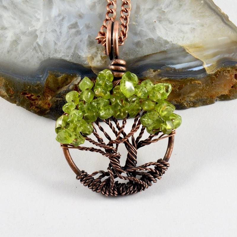 Handgefertigter Peridot Kristall Baum Des Lebens Anhänger Antiqued Kupfer Halskette Handgefertigter Peridot Kristall Baum Des Lebens Anhänger Antiqued Kupfer Halskette von MbaHandmade
