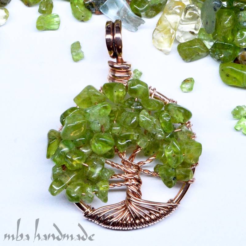 Handgefertigter Peridot Kristall Baum Des Lebens Anhänger Aus Antikisiertem Kupferdraht Handgefertigter Peridot Kristall Baum Des Lebens Anhänger Aus Antikisiertem Kupferdraht von MbaHandmade