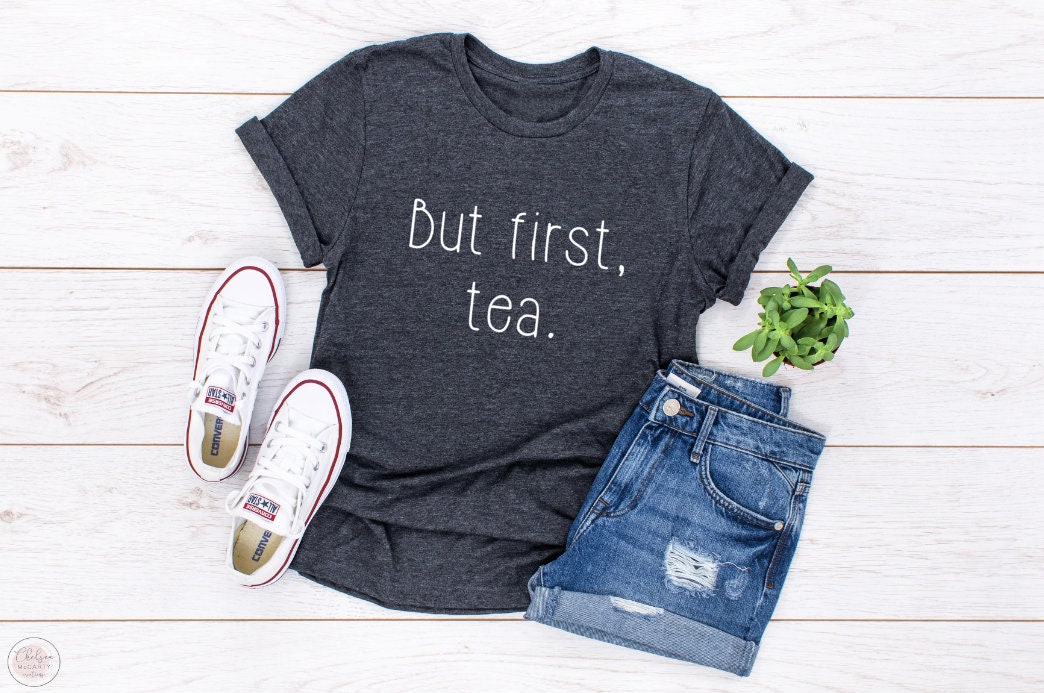 But First Tea Shirt, Lustiges Mama Geschenk Für Mama, Shirts Mit Sprüchen, Teeliebhaber But First Tea Shirt, Lustiges Mama Geschenk Für Mama, Shirts Mit Sprüchen, Teeliebhaber von McCartyCreations
