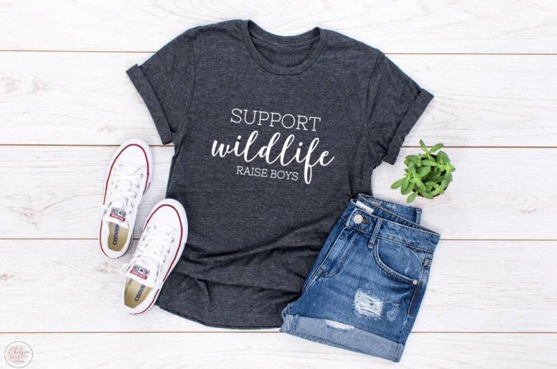 Geschenk Für Sie, Geschenke Junge Mamas, Unterstützung Wildlife Raise Jungen, Mom Of Boys Shirt, Mama Geschenke, Zu Sein, Shirts Geschenk Für Sie, Geschenke Junge Mamas, Unterstützung Wildlife Raise Jungen, Mom Of Boys Shirt, Mama Geschenke, Zu Sein, Shirts von McCartyCreations