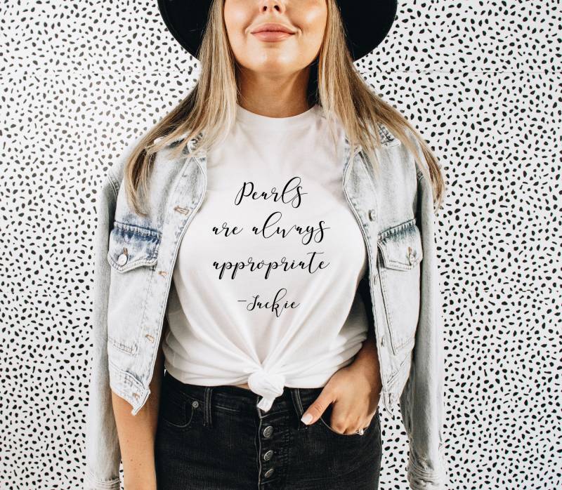 Perlen Sind Immer Passend, Shirt, Jackie Kennedy, Geschenke Für Mama, Damen Tshirts, Geschenk Frauen, Shirts, Beste Freundin Perlen Sind Immer Passend, Shirt, Jackie Kennedy, Geschenke Für Mama, Damen Tshirts, Geschenk Frauen, Shirts, Beste Freundin von McCartyCreations