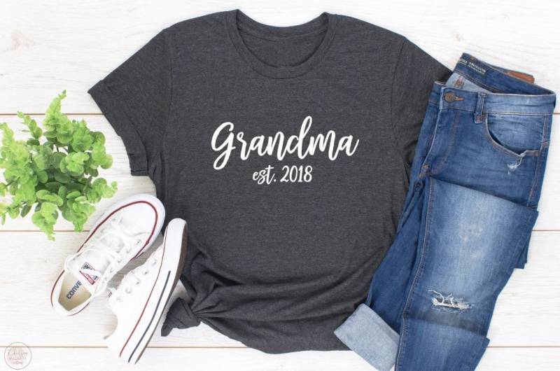 Personalisiertes Oma Shirt, Großeltern Schwangerschaft Ankündigung, Geschenk Für Oma, Individuelles Shirt Personalisiertes Oma Shirt, Großeltern Schwangerschaft Ankündigung, Geschenk Für Oma, Individuelles Shirt von McCartyCreations