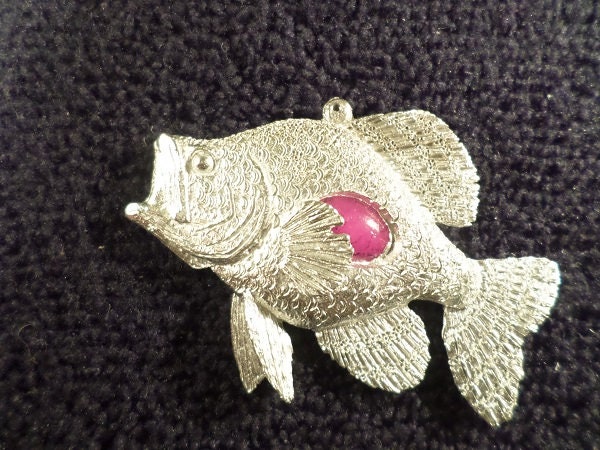 Neu...in Glas Gegossener Crappie Anhänger von McCloud9Jewelry