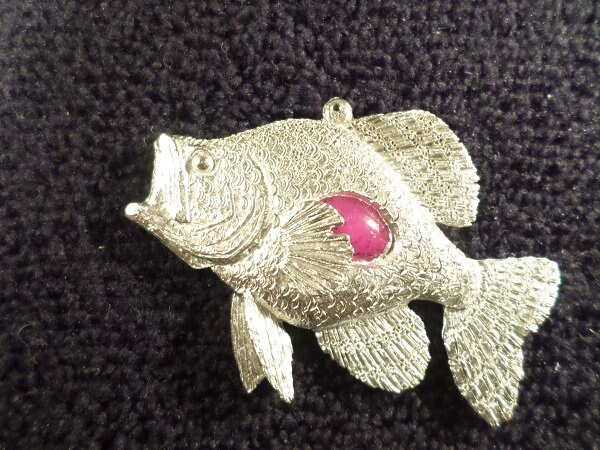 Neu...in Glas Gegossener Crappie Anhänger von McCloud9Jewelry