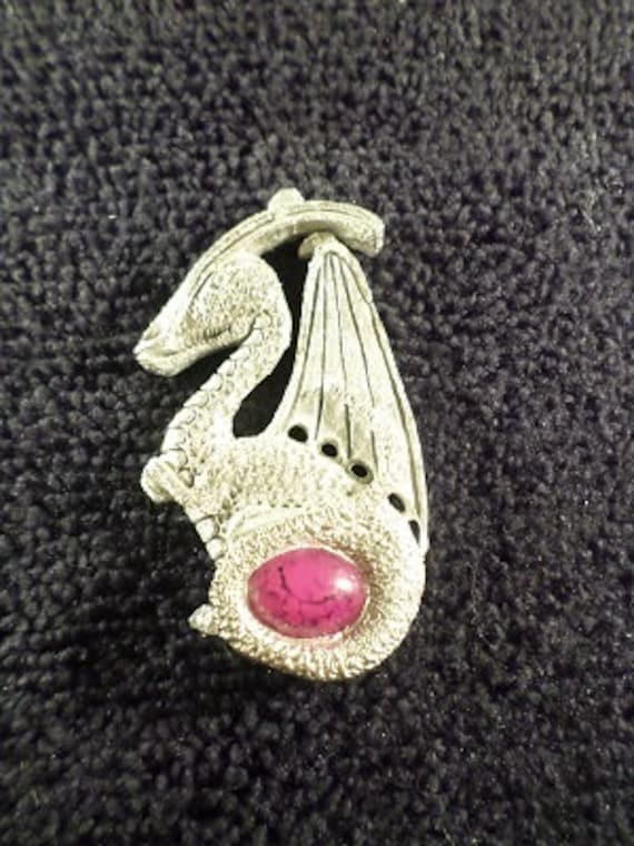 Neuer Anhänger Aus Glasguss-Drachen Mit Langem Horn von McCloud9Jewelry