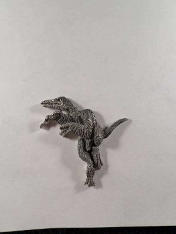 Neuer Gefiederter Utahraptor Dinosaurier Anhänger von McCloud9Jewelry
