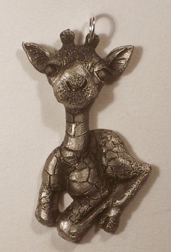 Neues Design-Baby Giraffen-Anhänger New Born von McCloud9Jewelry