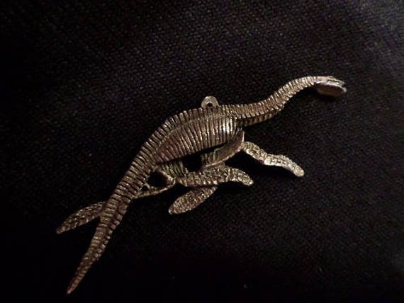 Plesiosaurier Skelett Anhänger. } von McCloud9Jewelry
