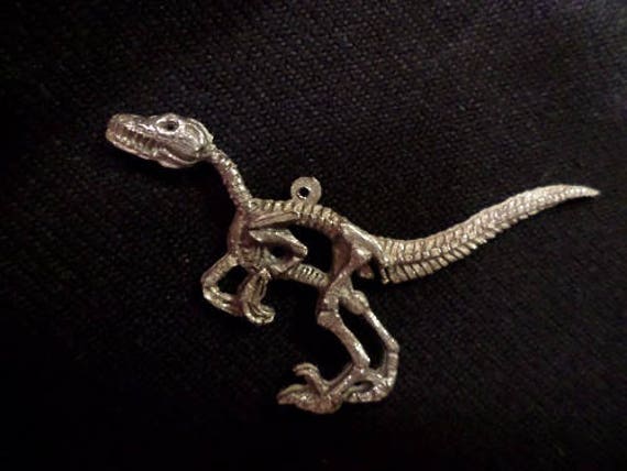 Velociraptor Skelett Anhänger von McCloud9Jewelry