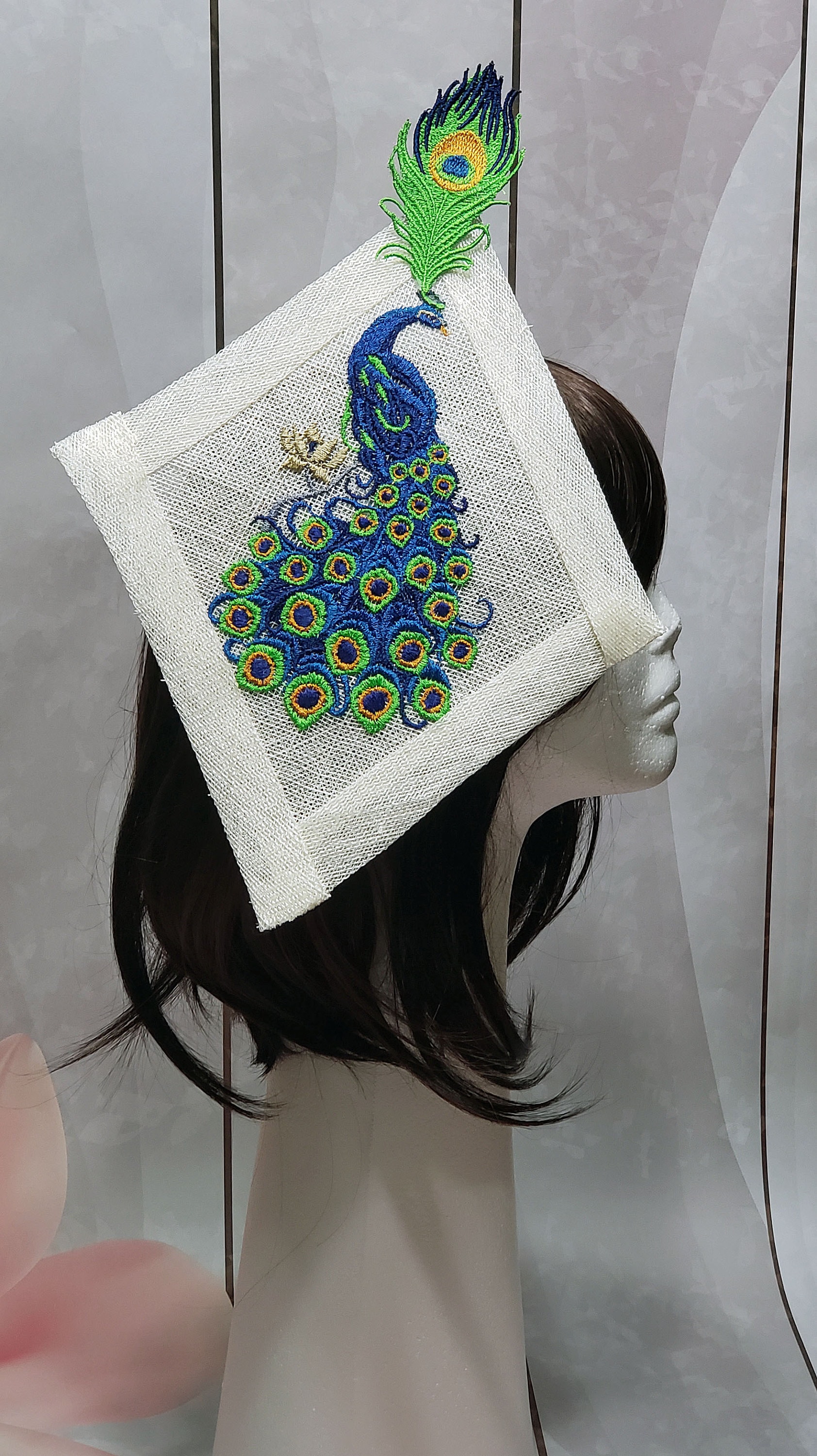 Pfau Kostüm Fascinator Geschmückt Mit Stickerei Und Eine Spitze Plume Pfau Kostüm Fascinator Geschmückt Mit Stickerei Und Eine Spitze Plume von McGarritys