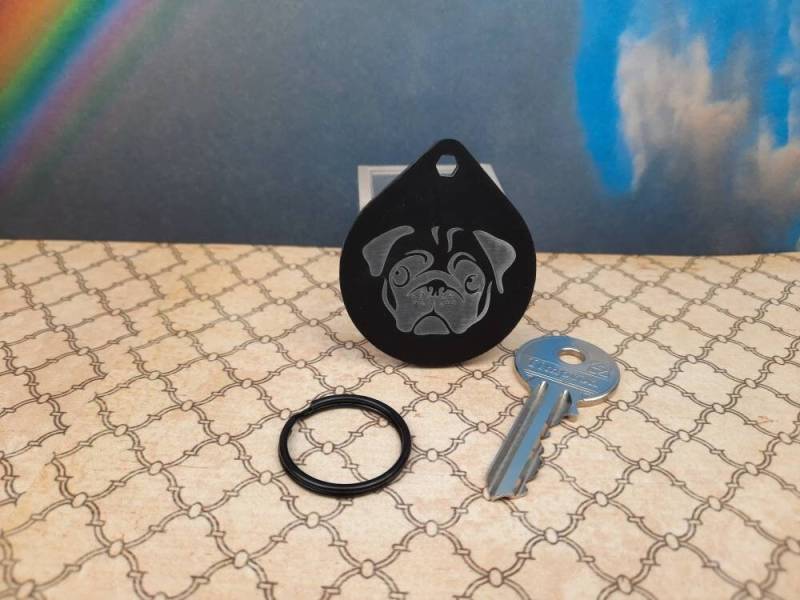 Mops - Schlüsselanhänger Mit Gravur Und Schwarzem Hoop von McHenrysPlace