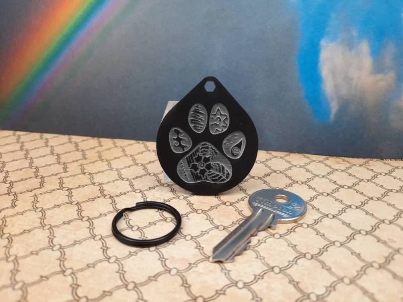 Pfotenabdruck-Muster - Personalisierter Gravierter Schwarzer Schlüsselring Mit Schwarzem Hoop von McHenrysPlace