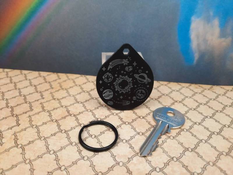 Space - Personalisierter Schlüsselanhänger in Schwarz Mit Schwarzem Hoop von McHenrysPlace