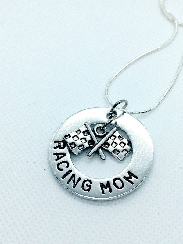 Racing Mom Halskette Mit Checkered Flagge Charm, Rennleben Mama, Weihnachtsgeschenk Für Geschenke Rennsport-Fans, Kann Rennfan Personalisiert Werden von MeAndMySweetPea